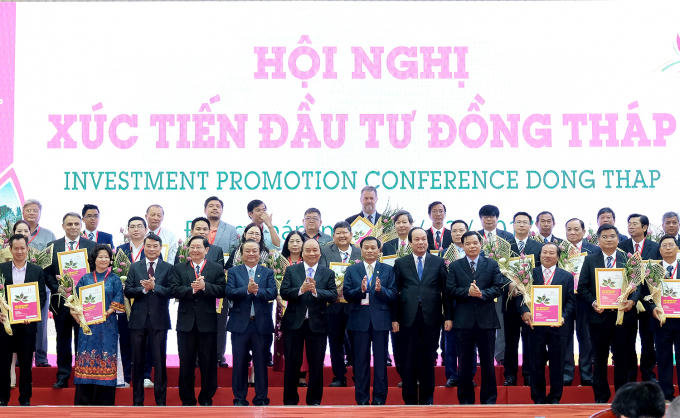 Thủ tướng chứng kiến Lễ trao giấy chứng nhận cam kết đầu tư vào tỉnh Đồng Tháp.