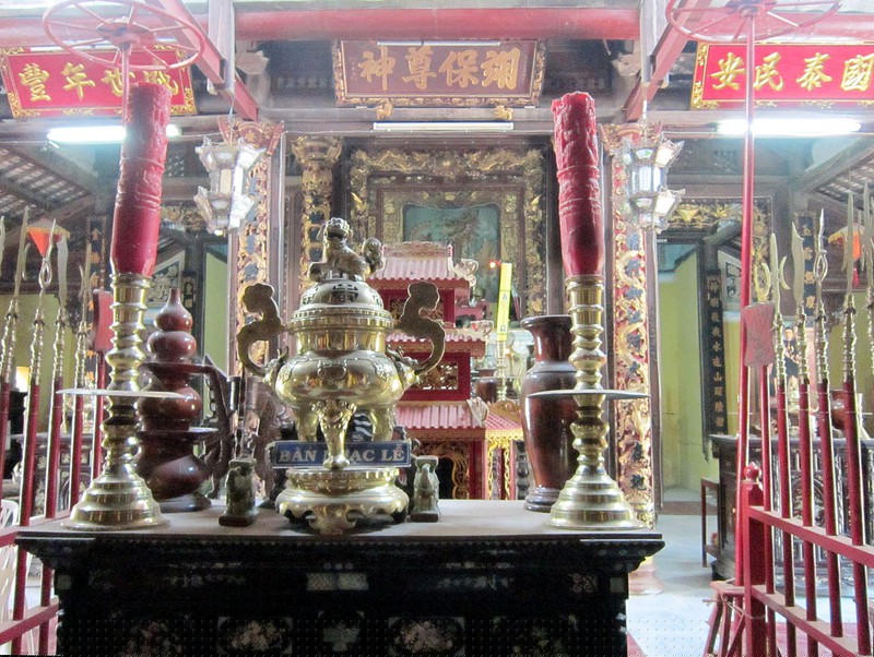 Ban thờ thần Nguyễn Hữu Lễ trong gian chính điện đình Vĩnh Ngươn. 