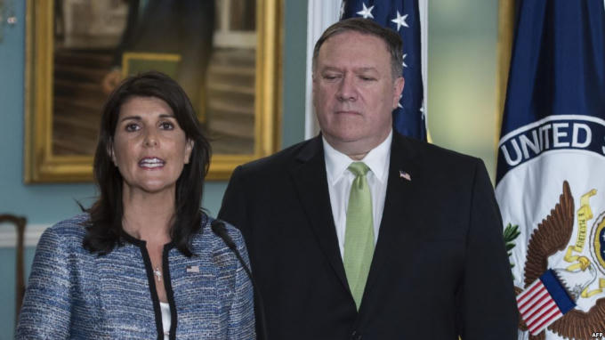 Ngoại trưởng Mỹ Mike Pompeo xuất hiện cùng Đại sứ Mỹ tại Liên Hiệp Quốc Nikki Haley.