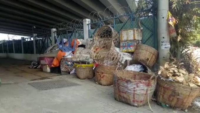 Rác thải bừa bãi tại gầm cầu