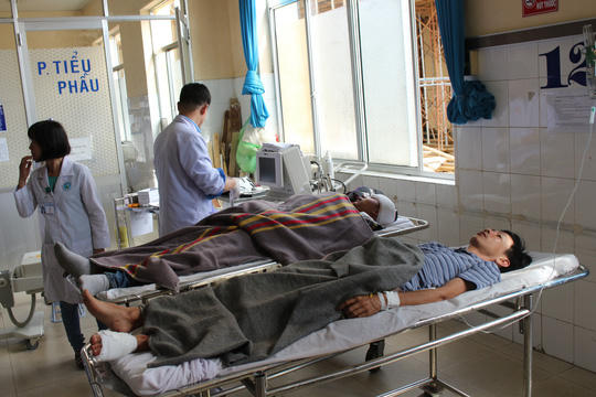 Các nạn nhân đang được cấp cứu tại Bệnh viên Đa khoa Lâm Đồng.