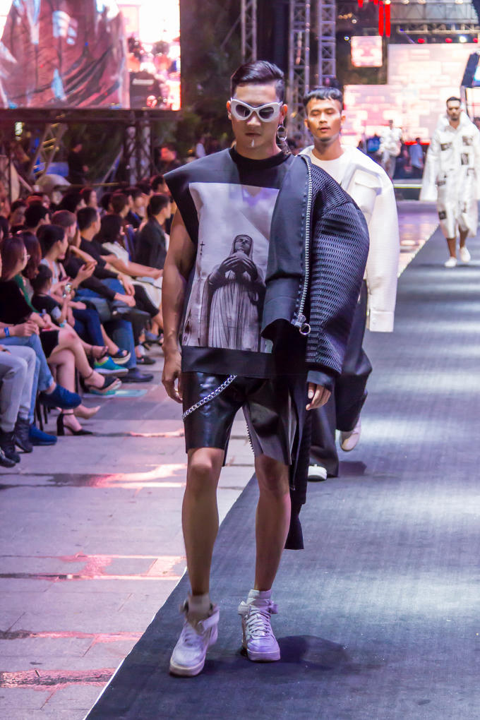 Mới đây, Lương Gia Huy nhận lời tham gia biểu diễn ở vị trí fist face trong Lễ hội thời trang và công nghệ (Fashionlogy Festival 2017) cho nhiều NTK như: NTK Đặng Tuấn Vũ, NTK Hà Nhật Tiến, ... 