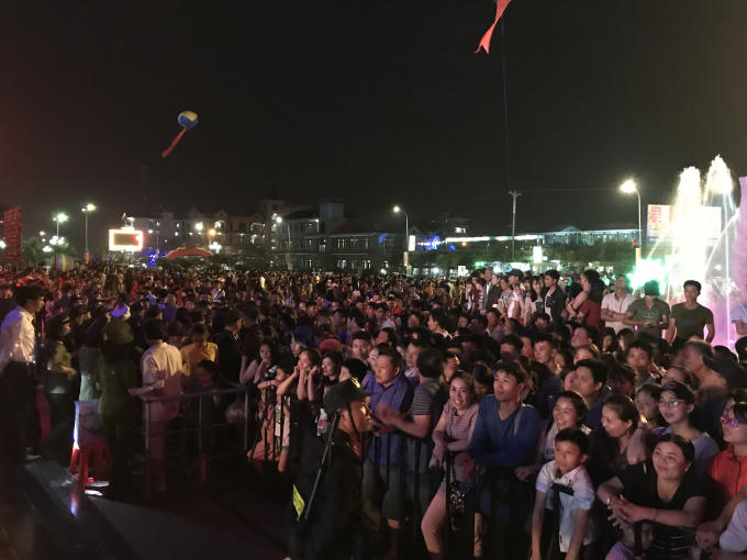 Biển người chen chân nơi đô thị biển chờ đợi màn khai mạc lễ hội.