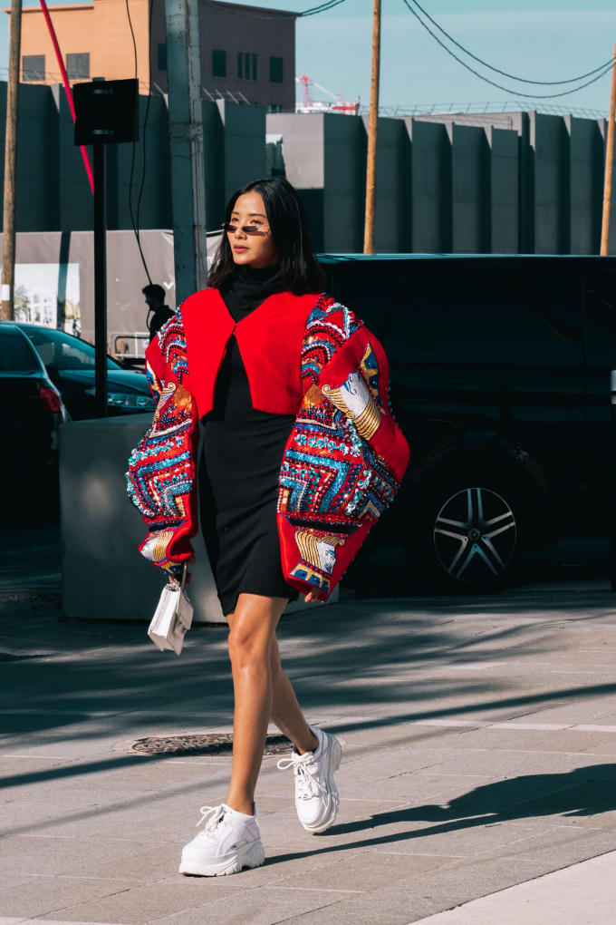 &Aacute; hậu Ho&agrave;ng Th&ugrave;y xuất hiện nổi bật tại Paris Motor Show