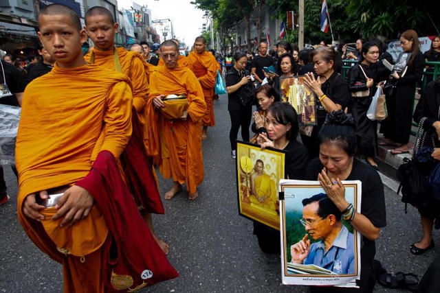 Hơn 100.000 người đã tập trung tại các tuyến đường ở thủ đô Bangkok từ ngày 25/10 để chờ đợi tang lễ của Quốc vương Bhumibol Adulyadej. Lễ rước linh cữu nhà vua từ Đại cung điện tới Đài hóa thân hoàng gia sẽ diễn ra trong sáng hôm nay. Sau đó, lễ tang cố vương sẽ tiếp tục kéo dài thêm 3 ngày. Trong ảnh: Người dân Thái quỳ gối trên đường phố Bangkok bày tỏ niềm tiếc thương với nhà vua quá cố.