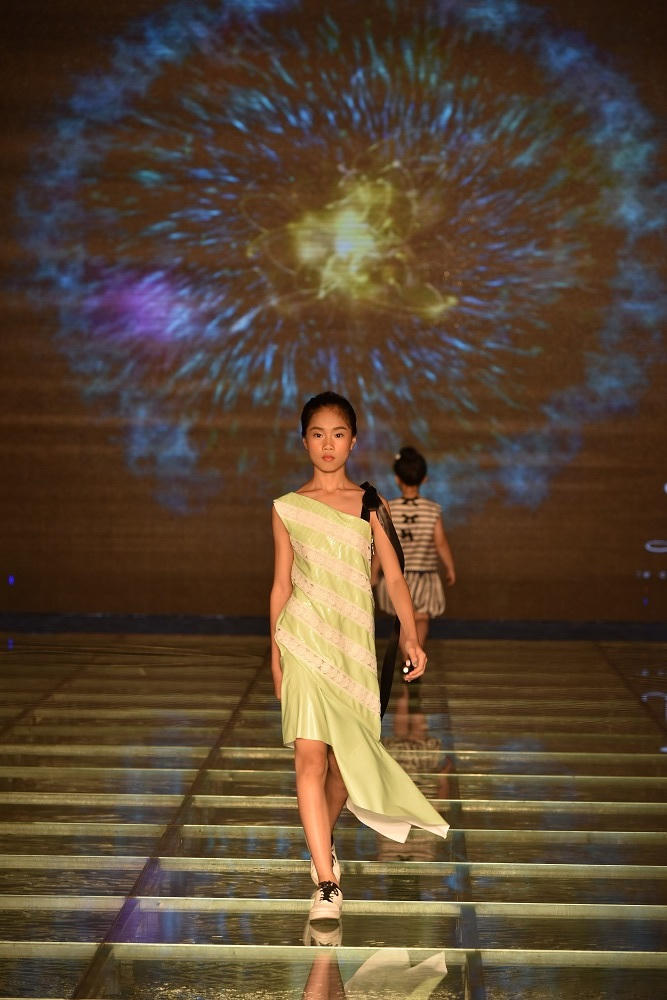 Những thiết kế với gam màu trắng và pastel làm chủ đạo, cùng với những xử lý tinh tế trên bề mặt chất liệu tạo điểm nhấn nhẹ nhàng, sinh động với hình tượng các loài hoa đã giúp Lê Châu Kha ghi điểm trong lần đầu góp mặt.