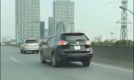 Hình ảnh 5 ô tô cùng nhau đi lùi trên đường cao tốc.