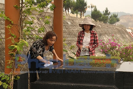 “Cao nấm, ấm mồ” là câu cha ông vẫn thường dặn dò con cháu đời sau. Đây cũng là dịp để con cháu ở phương xa thắp nén hương, thăm viếng mồ mả và làm sạch, đẹp nơi an nghỉ của ông bà tổ tiên.