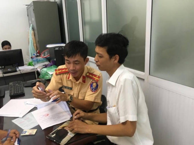 CSGT cho t&agrave;i xế taxi Mai Linh xem lại h&igrave;nh ảnh vi phạm.