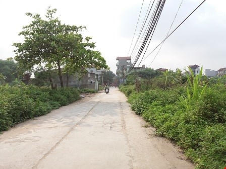 Con đường dẫn vào ngôi làng nơi xảy ra bi kịch đau đớn hơn 10 năm về trước.