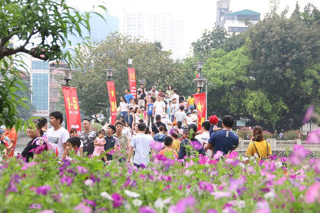Thời gian nghỉ lễ vẫn còn nhiều ngày, dự kiến trong những ngày tới số lượng người đến công viên vui chơi ngày một đông hơn.
