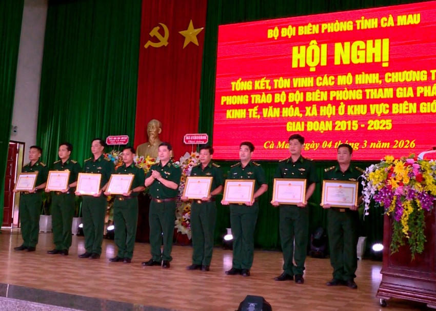Thiếu tướng Trần Ngọc Hữu trao bằng khen của Bộ Tư lệnh BĐBP cho các tập thể điển hình.