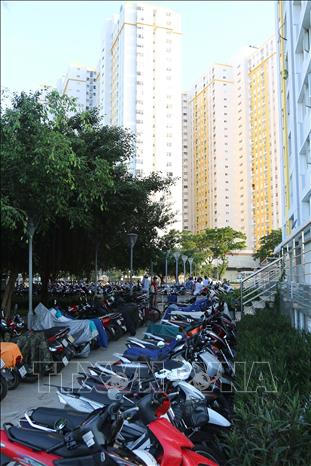 Bãi giữ xe của cư dân block C, chung cư Carina Plaza phải để ngoài trời.