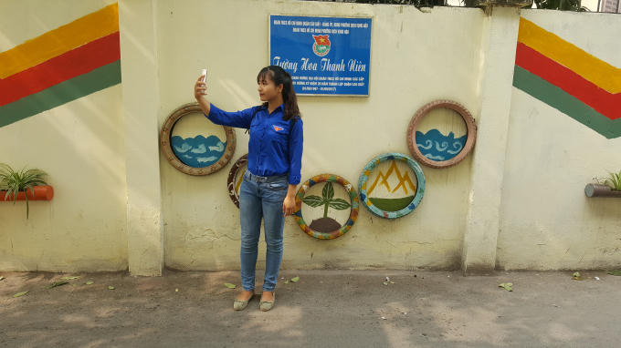 Từ khi có bức tường “thần thánh” này, rất đông sinh viên đến chụp ảnh “check-in”.
