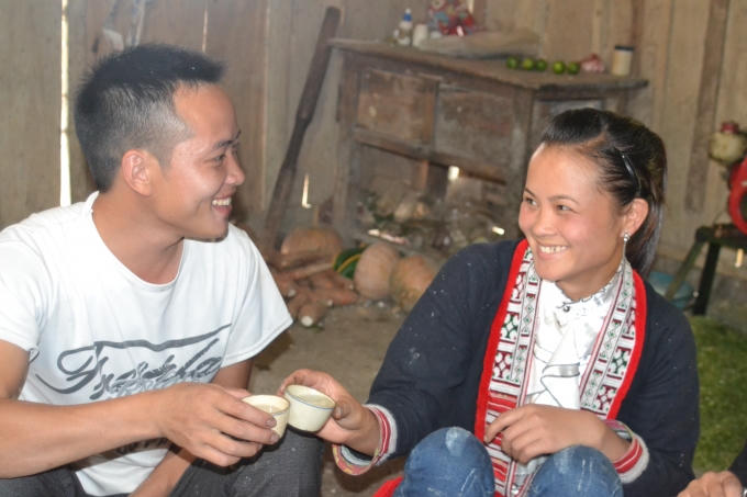 Các chàng trai cô gái ngồi uống rượu, thưởng thức món cá chép tuyệt vời.