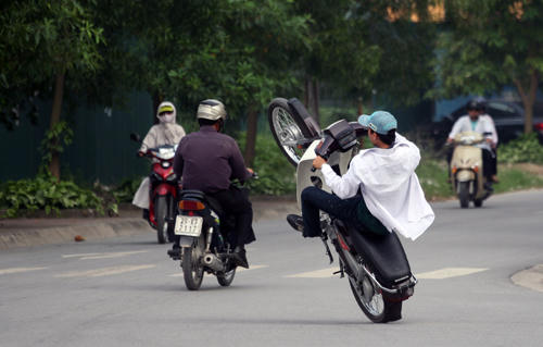 Bắt giữ các đối tượng tụ tập lạng lách, đánh võng. Ảnh: Minh hoạ