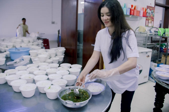Lỹ Nhã Kỳ nấu ăn cho 300 trẻ em mồ cô ở Bình Chánh TP HCM.
