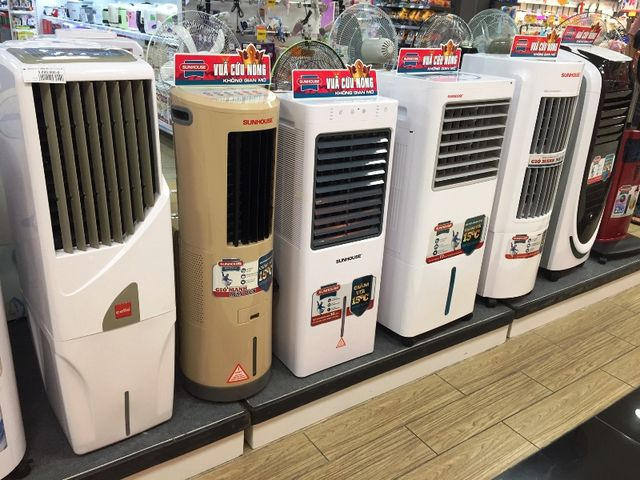 Các loại quạt hơi nước có giá từ 3,5 – 5,5 triệu đồng/chiếc. Ảnh: Đại Việt