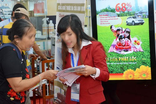 Lãi suất cho vay tiêu dùng quá cao khiến người vay “nghẹt thở”. Trong ảnh: Nhân viên một công ty tài chính tư vấn cho khách hàng vay mua trả góp.Ảnh: Tấn Thạnh