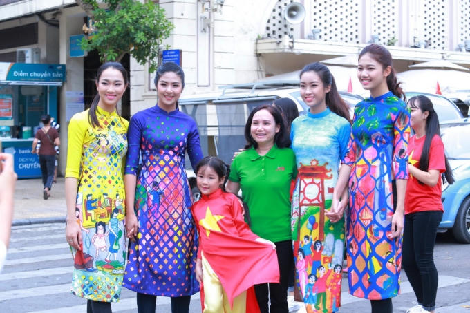 Dàn Hoa hậu, Á hậu cùng nhảy flashmob gây ‘náo loạn’ Hồ Gươm sáng sớm