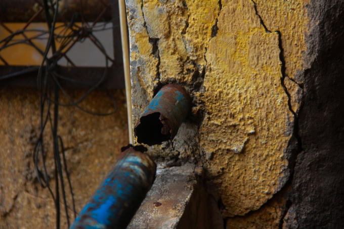 Các phần kiến trúc gần như hư hỏng, xuống cấp nặng.