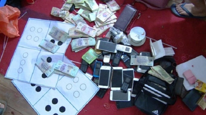 Tang vật thu giữ của 32 người đang sát phạt nhau dưới hình thức xóc đĩa tại Thái Bình.