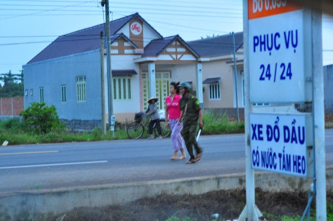 Một học viên được dẫn về trại.