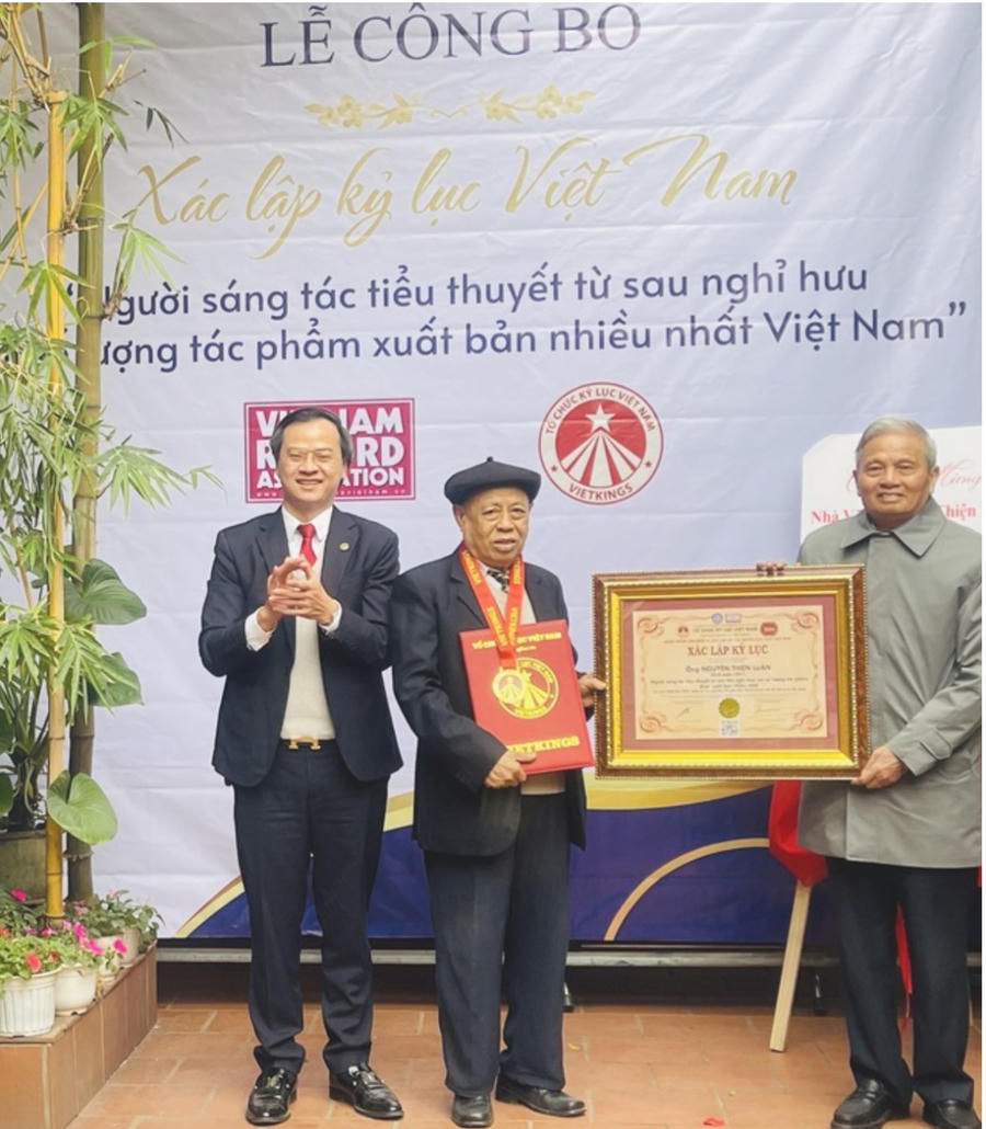 Ông Lê Doãn Hợp (bên phải) - nguyên Bộ trưởng Bộ Thông tin và Truyền thông - cùng đại diện Tổ chức Kỷ lục Việt Nam trao bằng xác lập kỷ lục cho ông Nguyễn Thiện Luân.