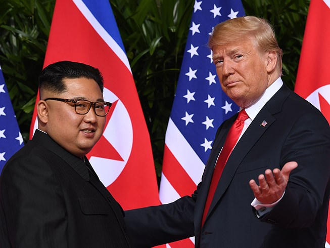 Tổng thống Trump (phải) và Chủ tịch Kim. Ảnh: AFP/GETTY