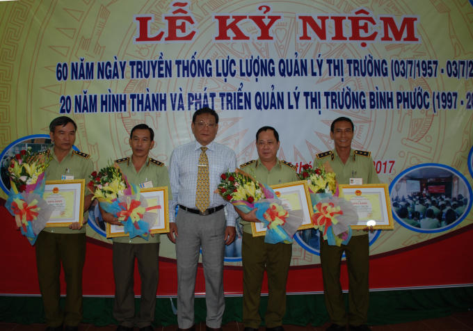 Ông Nguyễn Anh Hoàng, Giám đốc Sở Công thương tỉnh trao bằng khen cho các cá nhân xuất sắc.
