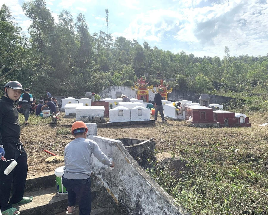 Con cháu trong dòng họ tập trung làm sạch phần mộ tổ tiên và người đã khuất