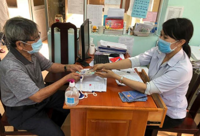 Công chức phường Phước Nguyên, TP Bà Rịa chi hỗ trợ cho ông Hoàng Phú Thiệu (SN 1940, ngụ khu phố 6, phường Phước Nguyên) là đối tượng bảo trợ xã hội.