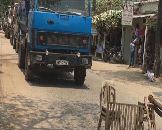 Người dân mang vật dụng ra chặn giữa đường không xe không cho đi qua.