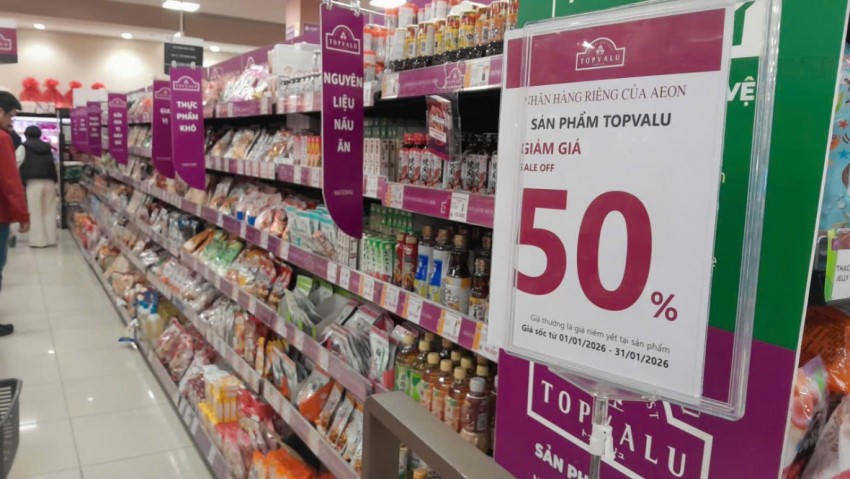 Nhiều sản phẩm giảm giá tới 50%.