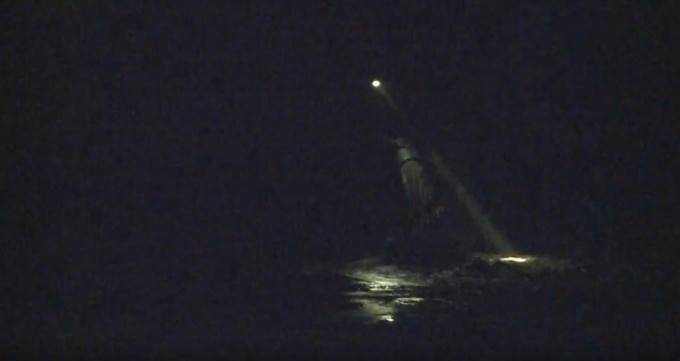 Phóng viên có thể quan sát rất rõ những vòi hút khổng lồ đang hút cát lên những tàu "cát tặc".