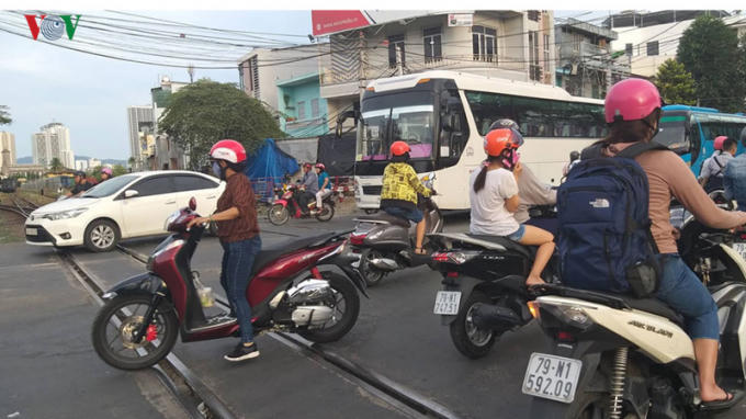 Ga Nha Trang nằm giữa trung tâm thành phố, thường xuyên gây ùn tắc.