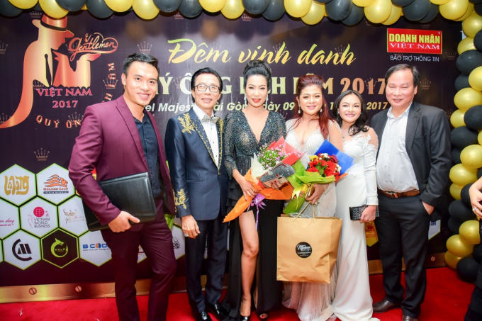 Á hậu Trịnh Kim Chi diện váy xẻ hút mắt đi chấm thi Quý ông lịch lãm