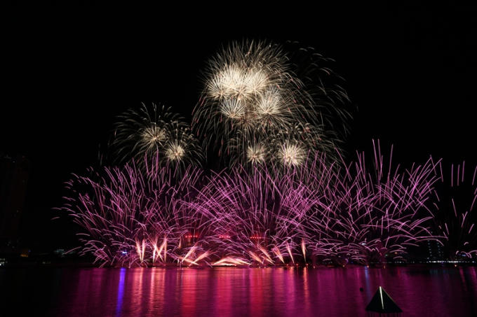 Hình ảnh sông Hàn lung linh, huyền ảo trong phần trình diễn của đội Australia.