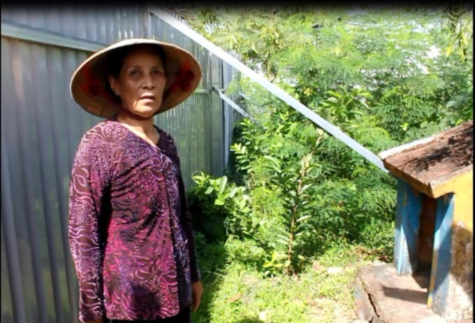 Bà Anh trên phần đất bị trưng dụng năm 1985.