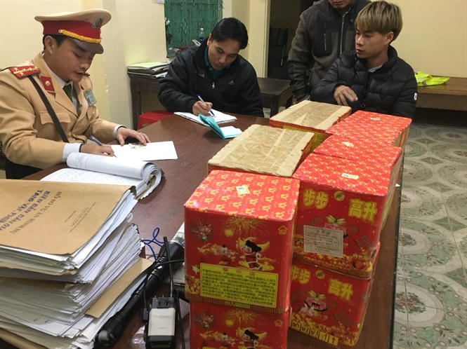 Lái, phụ xe và số tang vật bị thu giữ tại cơ quan điều tra.