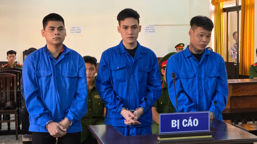 03 bị cáo Tấn, Quý và Đạt (từ trái sang) tại phiên toà