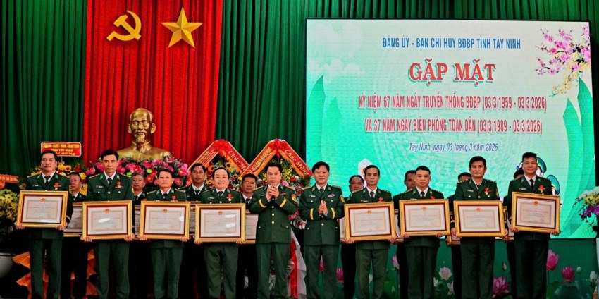 Trao Huân chương chiến công (các hạng Nhất, Nhì, Ba) cho các cán bộ, chiến sỹ BĐBP Tây Ninh.