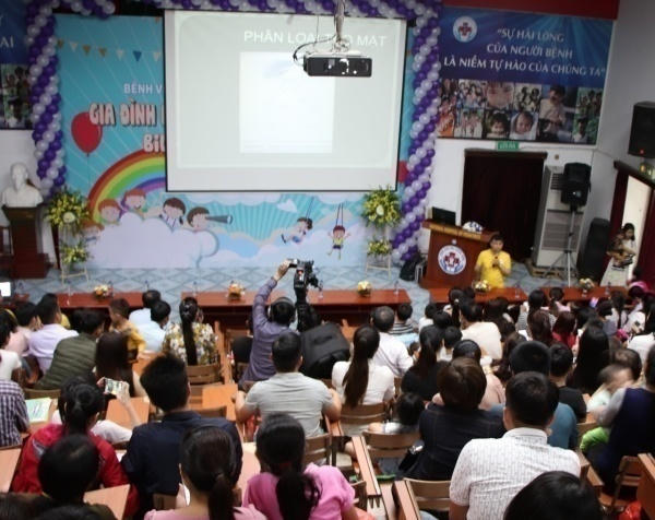 Hơn 400 người tham dự hội thảo “Gia đình BA nối vòng tay lớn”.