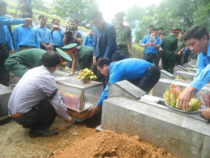 Tổ chức an táng tại nghĩa trang liệt sỹ Quốc gia Nầm, thuộc huyện Hương Sơn, Hà Tĩnh.
