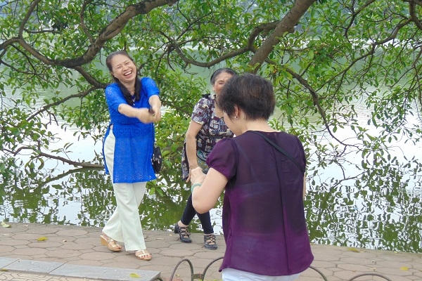 Nhiều người lớn tuổi đi dã ngoại và có những giờ phút vui vẻ bên Hồ Gươm.