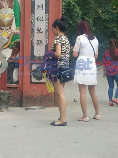 Ngày 13/4, Phapluatplus đã nhận được thông tin của anh Nguyễn Văn T phản đối về phong cách thời trang khi hành lễ của giới trẻ. Cụ thể, có nhiều chị em vận trên mình những bộ váy siêu ngắn, quần cộc bó sát, thậm chí cả quần soóc cũn cỡn... cùng hướng về lối lên các đền làm lễ. (Hình ảnh được độc giả ghi lại tại cổng đền chính).