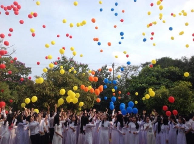Giờ chia tay đã điểm, chia tay để khép lại một hành trình, để bước vào một chặng đường mới, chia tay để hẹn ngày gặp lại bởi nơi đây là mái trường, là tổ ấm của các em, thầy cô luôn dang rộng cánh tay đón các em trở về. Ảnh: Trần Hiếu.