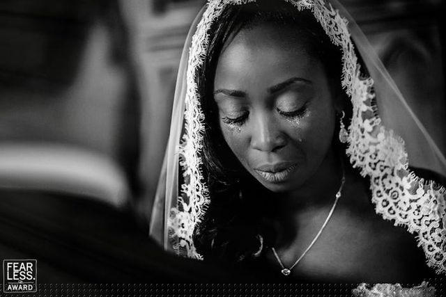 Một cô dâu đang khóc vì hạnh phúc trong đám cưới của mình, trong ảnh của Ralf Czogallik, 2017.