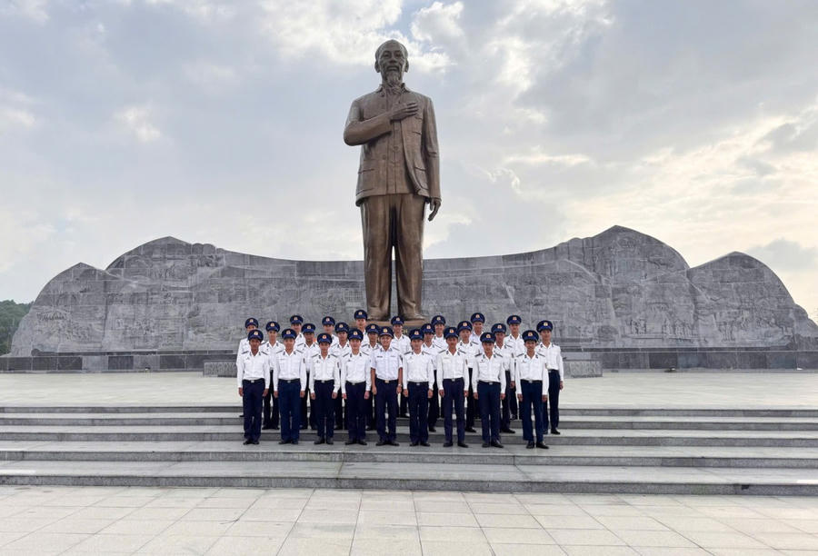 Cán bộ, đoàn viên thanh niên Bộ Tư lệnh Vùng Cảnh sát biển 4 dâng hương tại Tượng đài Chủ tịch Hồ Chí Minh