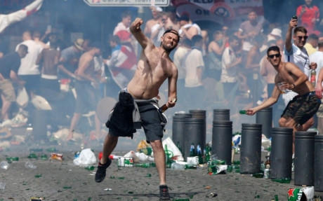 Các CĐV quá khích ném tất cả những gì họ nhặt được xung quanh.